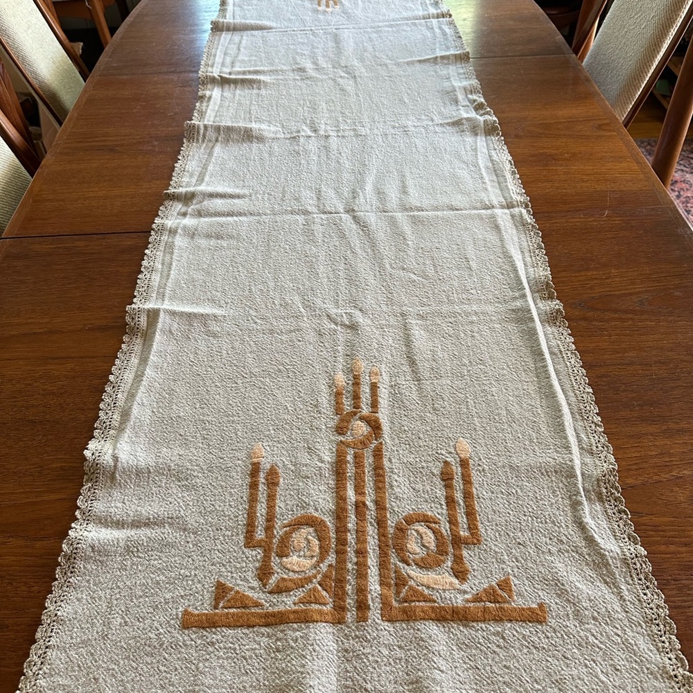 Antique c. 1910 linen Table Runner with Embroidered Design